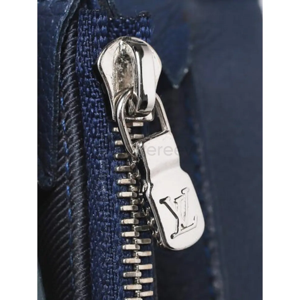 Sample photo 4, Hardware: a zipper pull engraved with the LV logo